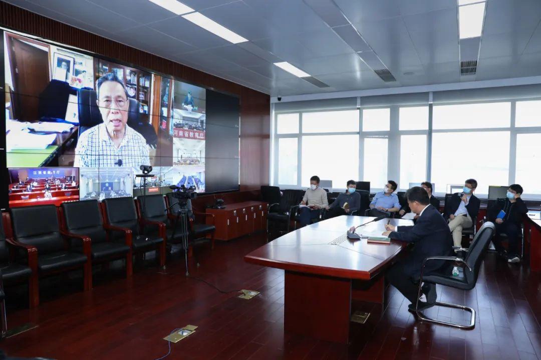 张文宏率先发声疫情，引领科学防控先锋之路